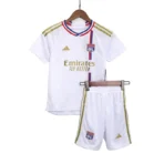 23–24 Olympique Lyonnais Heimtrikot für Kinder + Shorts - Image 3