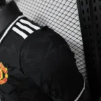 24–25 Manchester United Spieler-Polohemd, schwarz - Image 6