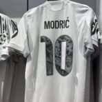 Real Madrid Heimtrikot Modrić 10 Saison 2025/26 (limitierte Auflage mit Jubiläumsdruck) - Image 4