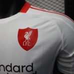 Das zweite Auswärtstrikot von Liverpool für die Saison 2025–2026 – Bild 4