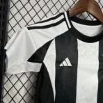 24–25 Juventus Kinder-Heimtrikot-Set (Fußball) – Trikot + Shorts - Image 6
