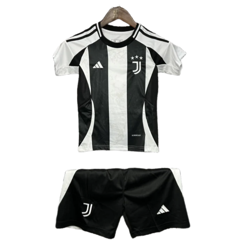 4876cf5430 24–25 Juventus Kinder-Heimtrikot-Set (Fußball) – Trikot + Shorts - Image 1