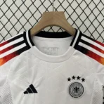 2024 Deutschland EM-Heimtrikot für Kinder: Trikot + Shorts - Image 4