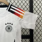 2024 Deutschland EM-Heimtrikot für Kinder: Trikot + Shorts - Image 7