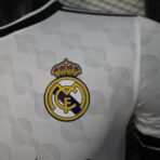 Real Madrid Weißes Fußballtrikot, Sonderedition 2025/26, Spieler-Version - Image 5