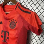 24–25 Bayern München Heimtrikot für Kinder (Fußball) – Trikot + Shorts - Image 5
