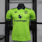Fußballtrikots von Manchester United in der „Special Player“-Version, Nr. 24–25 - Immagine 3