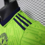 Fußballtrikots von Manchester United in der „Special Player“-Version, Nr. 24–25 - Immagine 6