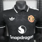 24–25 Manchester United Spieler-Polohemd, schwarz - Image 3