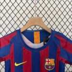 05-06 Barcelona Heimtrikot im Retro-Stil für Kinder – Fußballtrikot - Image 3