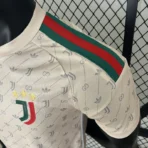 24–25 Juventus – Gucci-Trikot in Sonderausgabe mit gemeinsamem Markenlogo – Bild 6